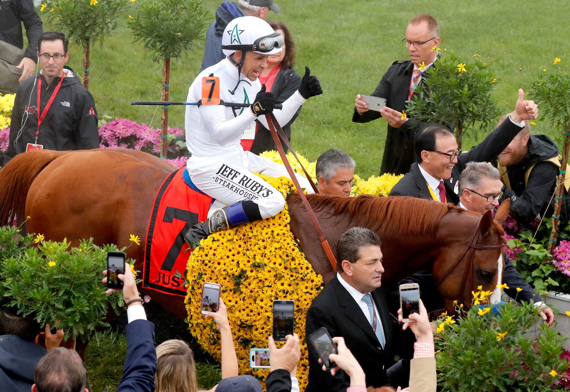At 52, Mike Smith Becomes Oldest Jockey to Win Triple Crown - Zoomer